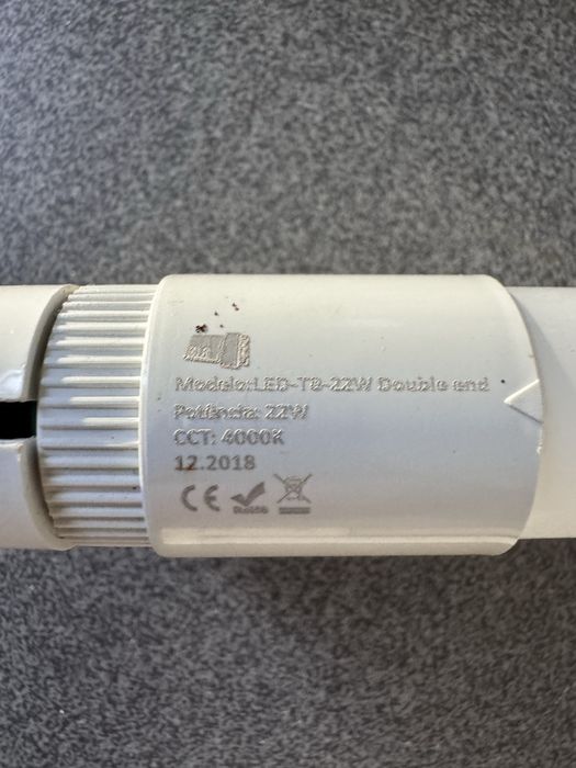 8 focos de Luz em led tubo 22 watts.