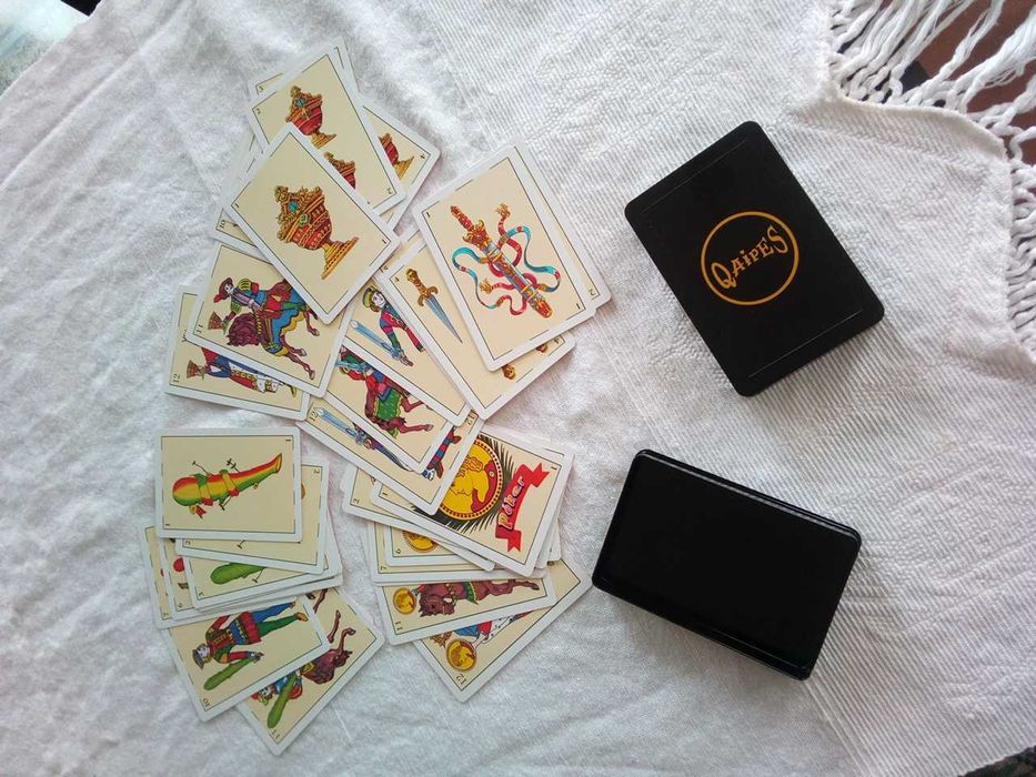 Baralho de cartas espanholas de plástico com estojo, NOVO!