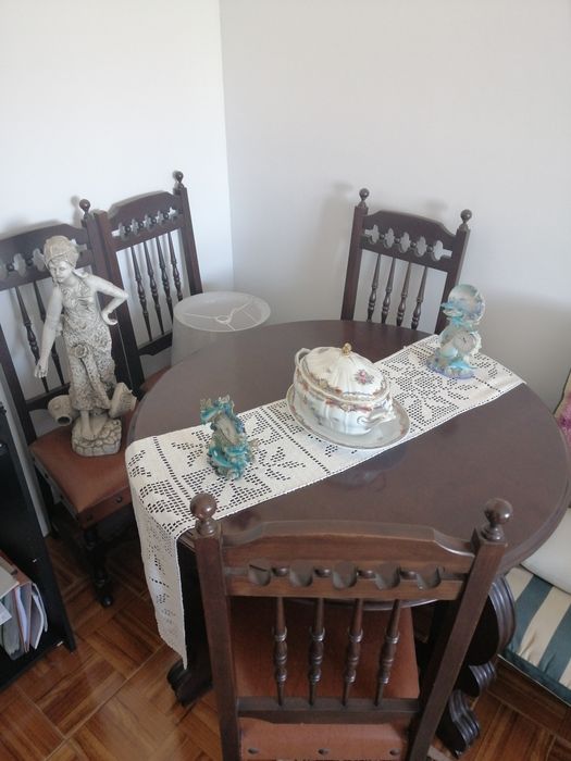 Mesa em madeira maciça com 4 cadeiras.