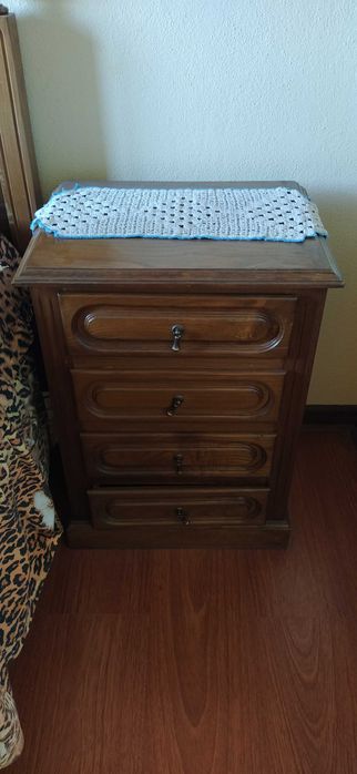 1 camas casal + 2 mesas cabeceira + calçadeira de CASTANHO