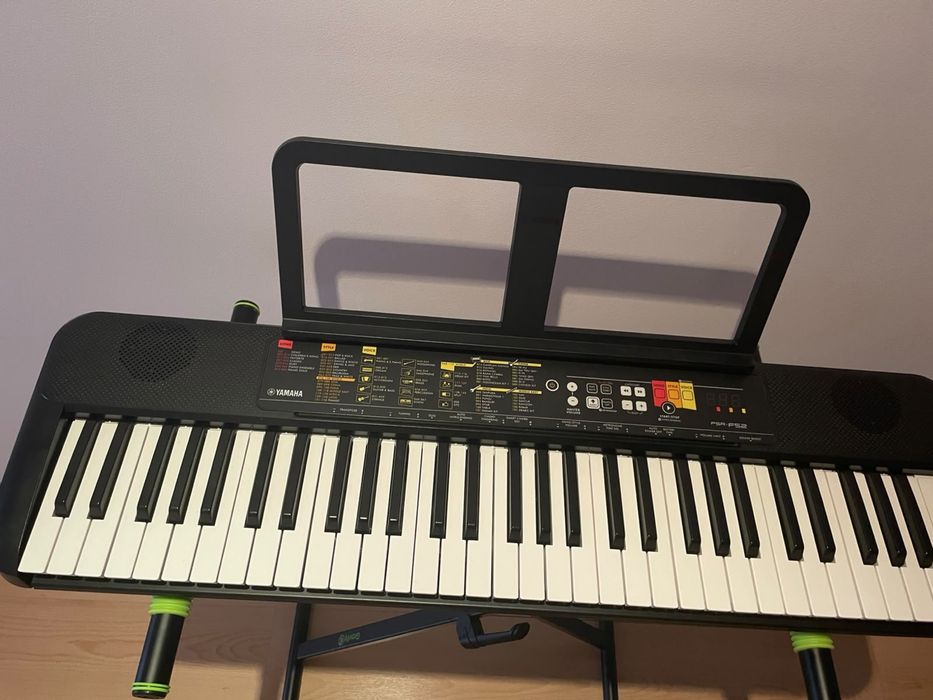 Yamaha PSR-FS2 com suporte