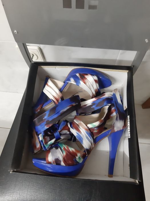 Vendo um par de sapatos