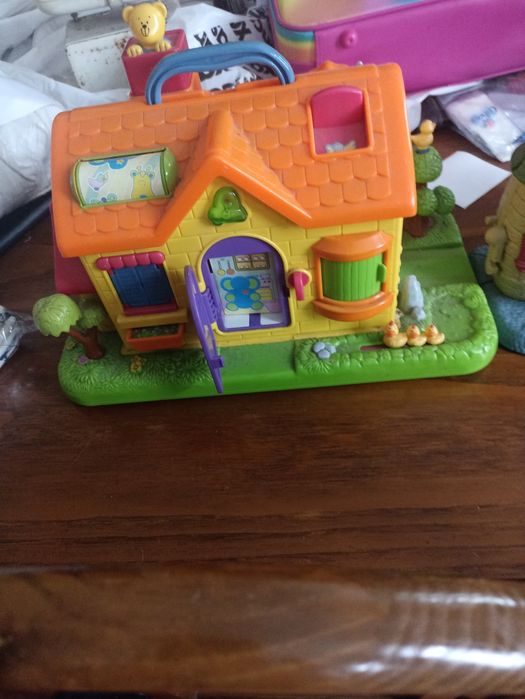 2 casinhas para brincar para oferecer às suas meninas, estão a funcion