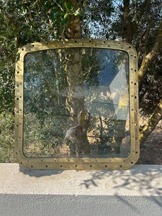 Janela fixa ponte de navio de pesca antigo.