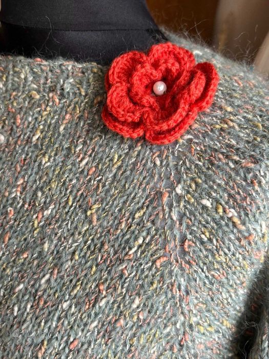 Sweter robiony na drutach