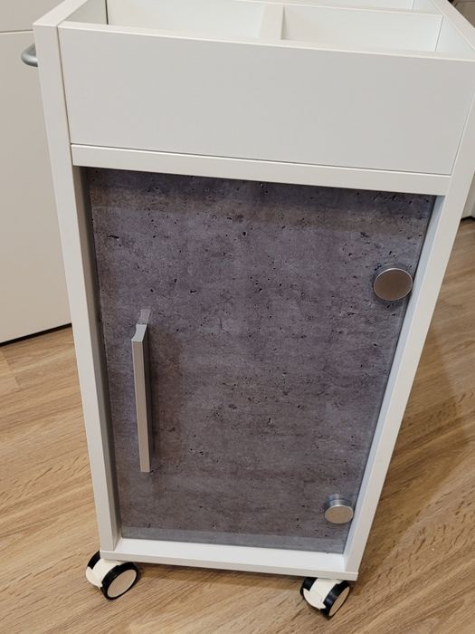 Tchibo szafka na kółkach drzwi beton imitacja  szkło