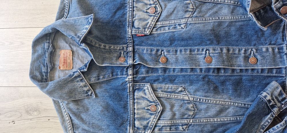 Levis  L.      .
