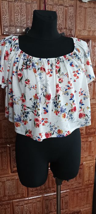 Bluzeczka top Bershka  w kwiaty na lato  rozm O 2 gratis