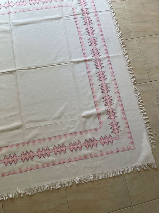 Toalha de mesa quadrada branca com padrões em rosa