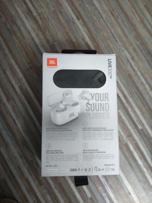 Pudełko po słuchawkach JBL Live 300 TWS.