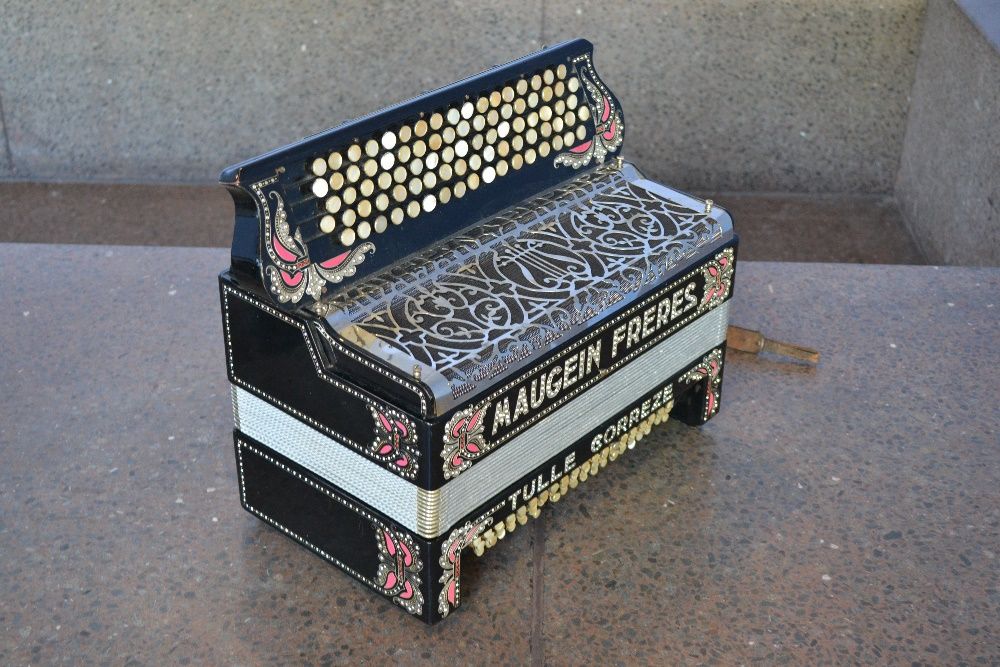 Acordeao Maugein Freres Tulle Correnze 4 Voz 100 Baixos N.181