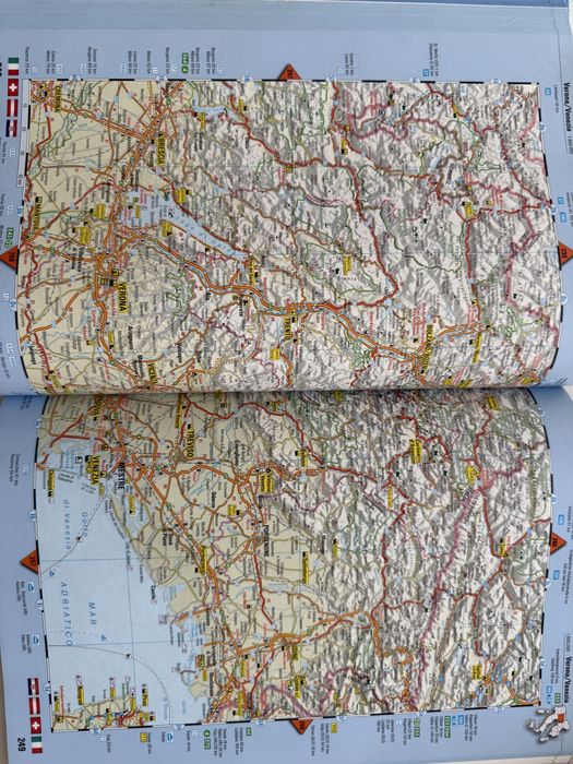 Książka z mapami europy