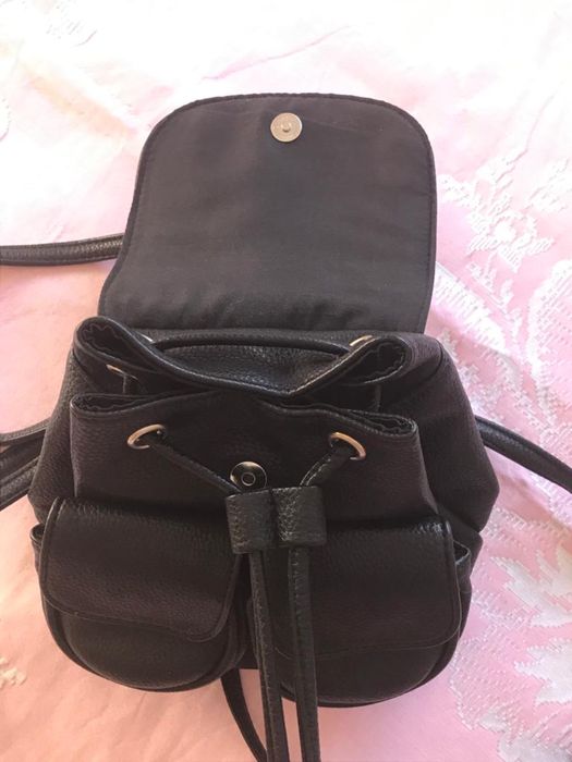 Mochila preta com flor bordada