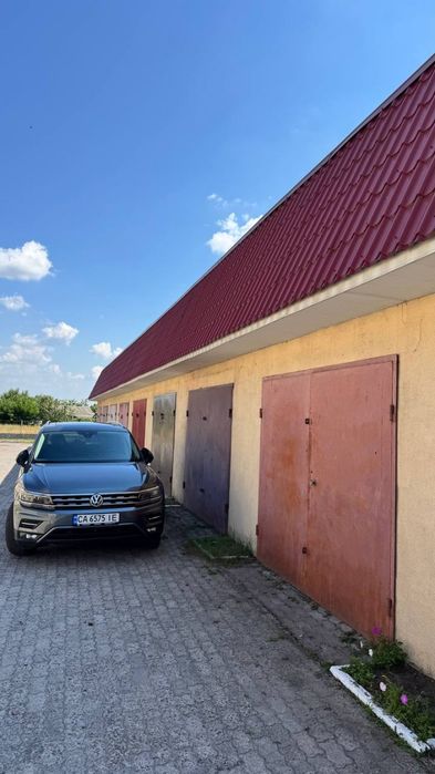 Продаж 1 кімнатної  квартири з гаражем.