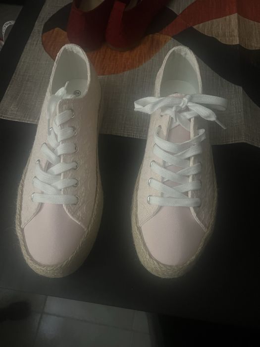Tenis rosa com atacadores