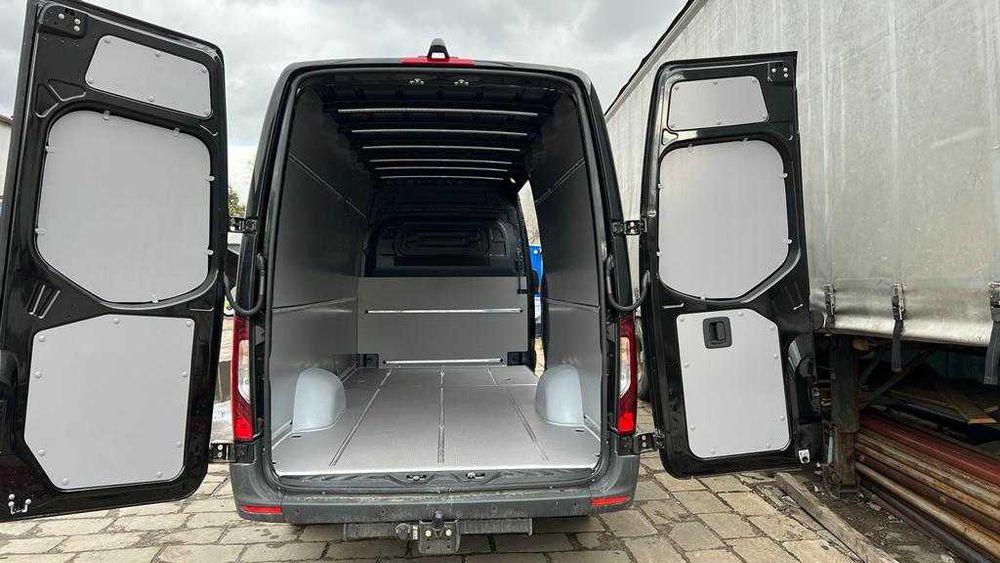 Mercedes Sprinter --- Zabudowa przestrzeni ładunkowej busa