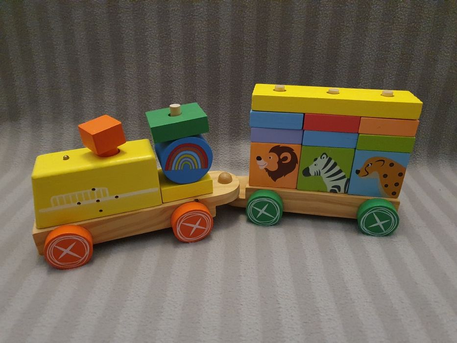 Drewniany pociąg z klocków z dźwiękiem