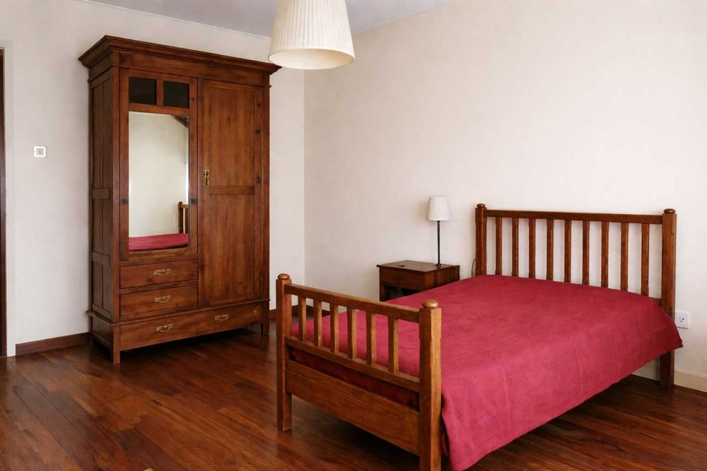 Cama de solteiro antiga em madeira maciça – início séc. XX