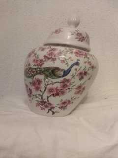 Pote decorativo em porcelana