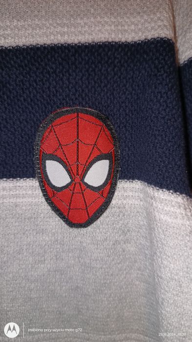 Sweterek C&A w paski ze Spidermanem dla chłopca