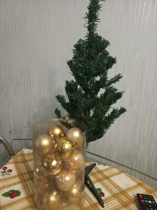 Новорічна ялинка з прикрасами