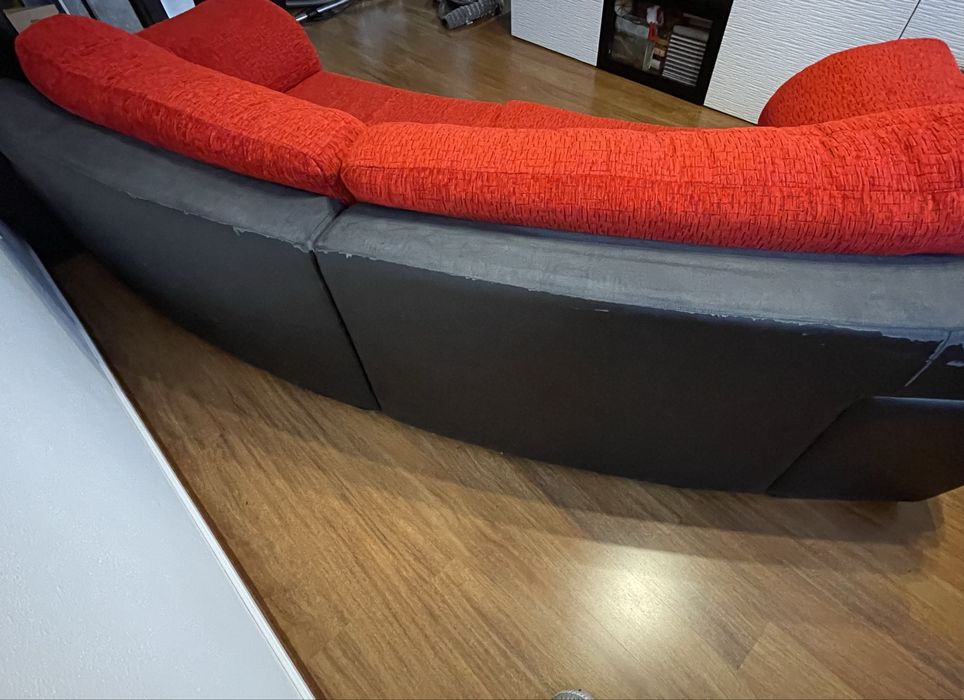 Sofa 4 lugares, muito confortavel, de design, madeira maciça.