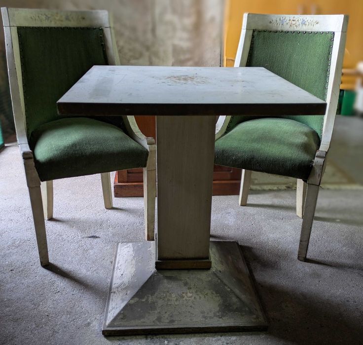 Conjunto de 2 cadeiras e uma mesa