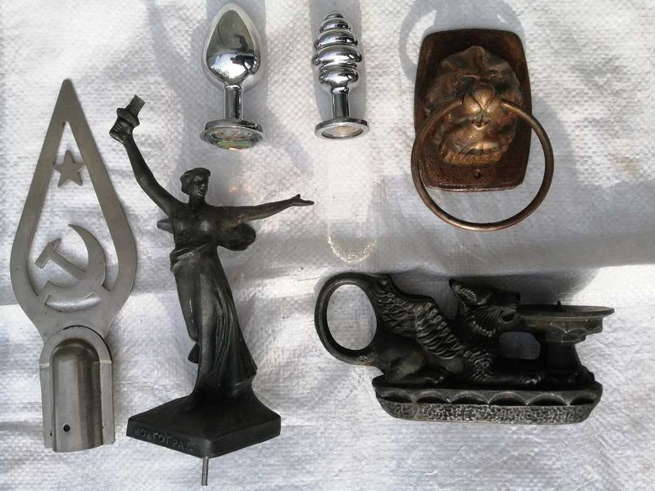 фарфоровые статуэтки, подсвечник, ложечки.