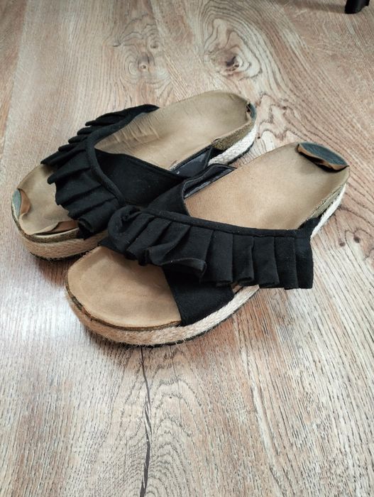 Klapki na wyższej podeszwie