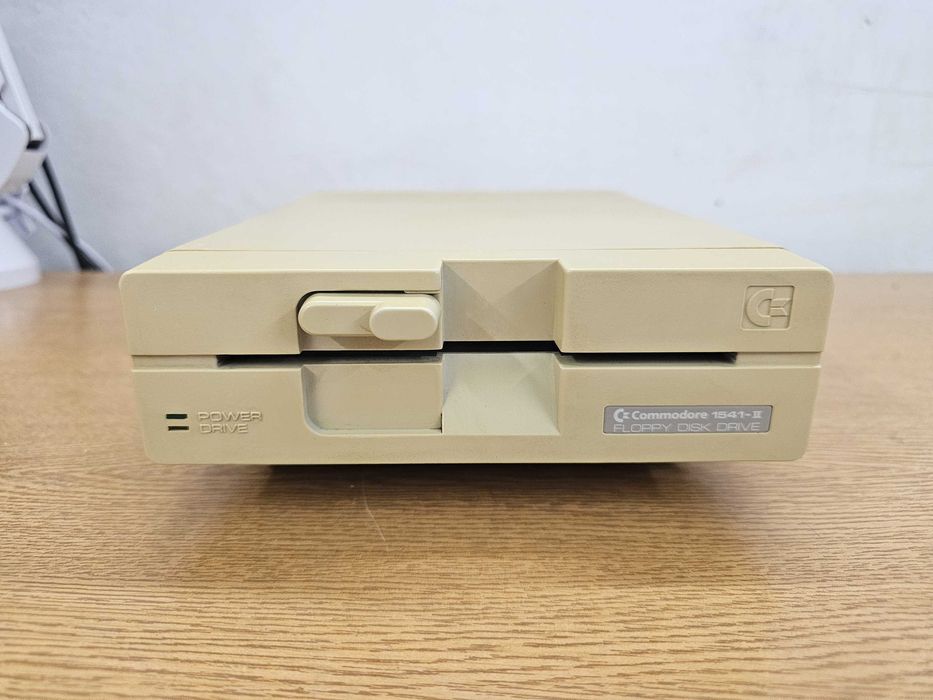 Stacja dysków Commodore 1541 II dla C64 sprawna zasilacz kable dyskietki