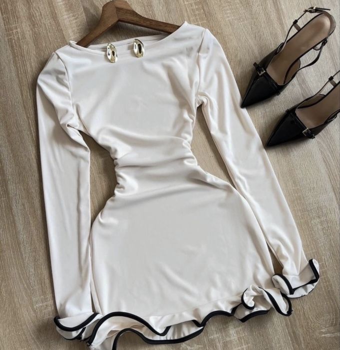 Сукня біла з рюшами