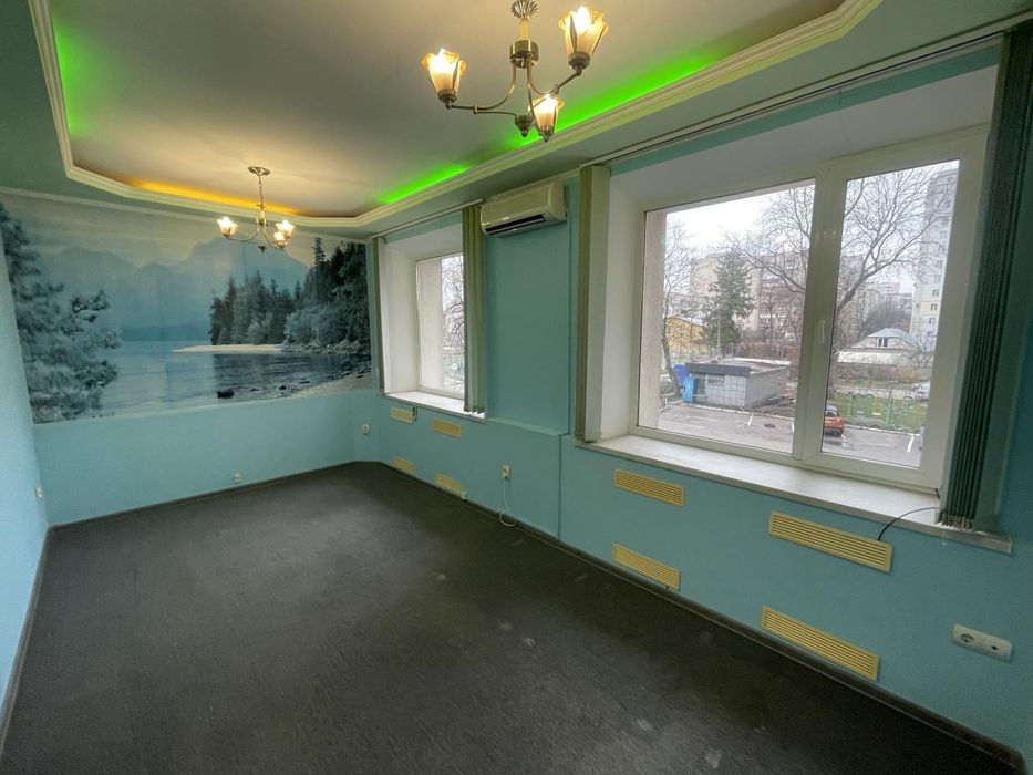 Офіс в центрі міста, є паркінг. 4 кімнати