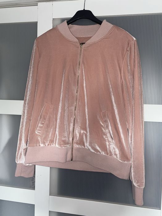 Różowa bluza bomberka z oryginalnym nadrukiem