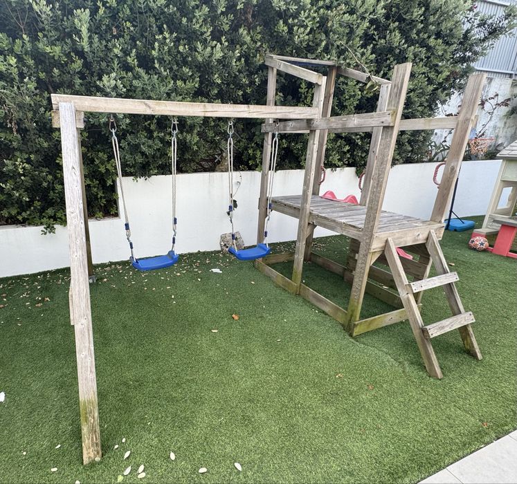 Parque infantil, baloiço de madeira para jardim