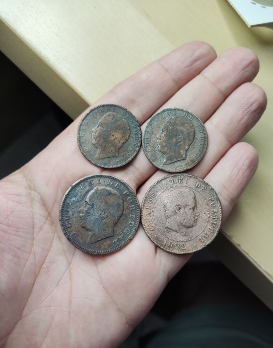 24 moedas novas da República + 4 moedas da monarquia