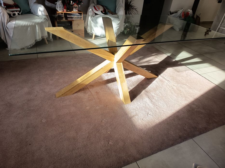 Mesa de vidro e madeira