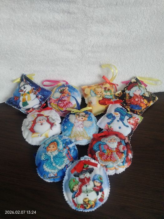 Новорічні вишиті іграшки