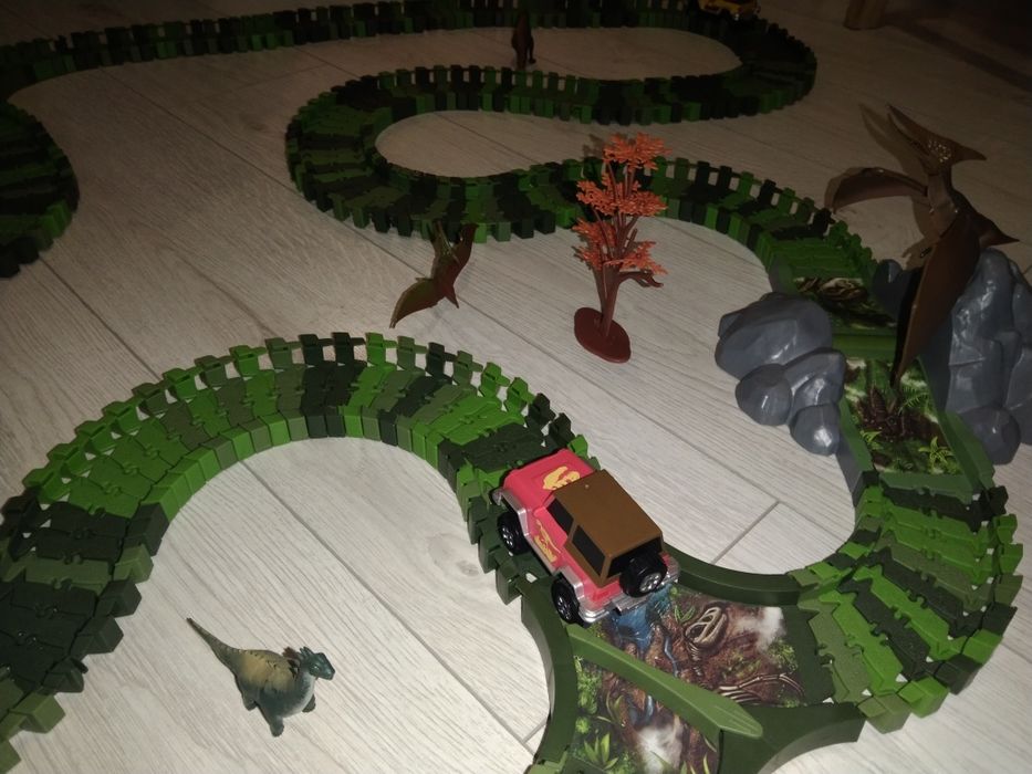 Tor samochodowy Dino mundi 3w1 tyranozaur, triceratops i pterozaur