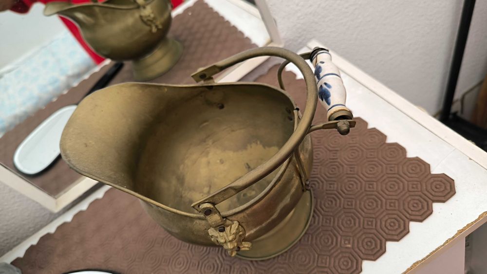 Peça em cobre amarelo com pormenores em porcelana
