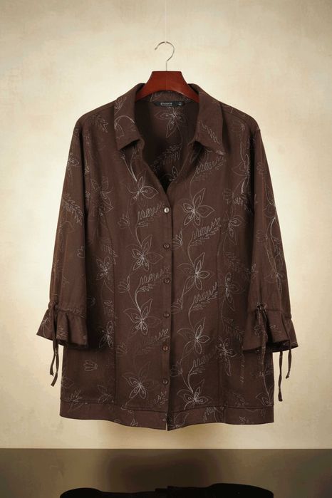 Camisa castanha com desenhos bordados a dourado, tam 50