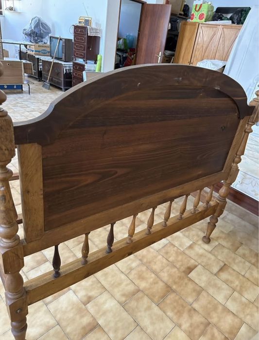 Estrutura de Cama de Casal em Madeira