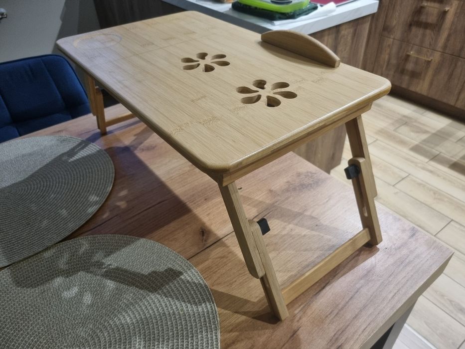 Drewniany stolik pod laptopa