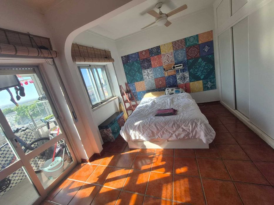 Quarto p/casal com banho privativo e marquise  em Alhandra