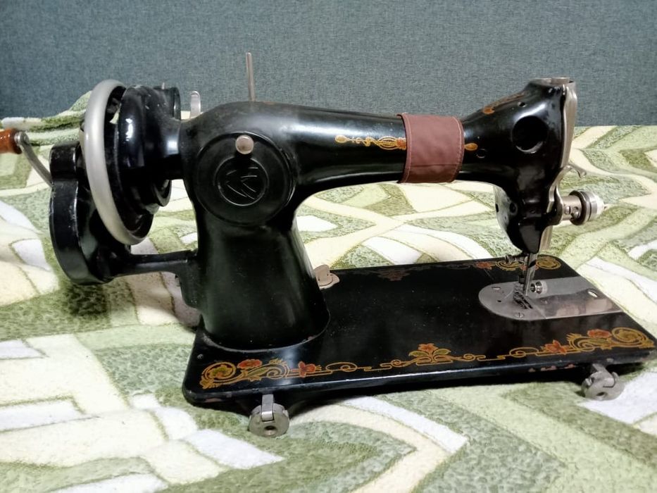 Продам швейну машинку