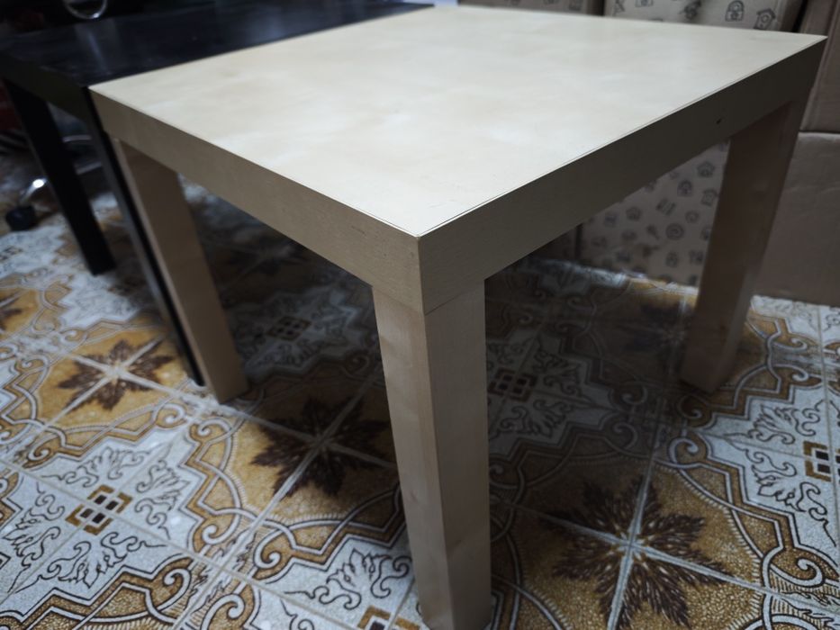 2 pequenas mesas em bom estado