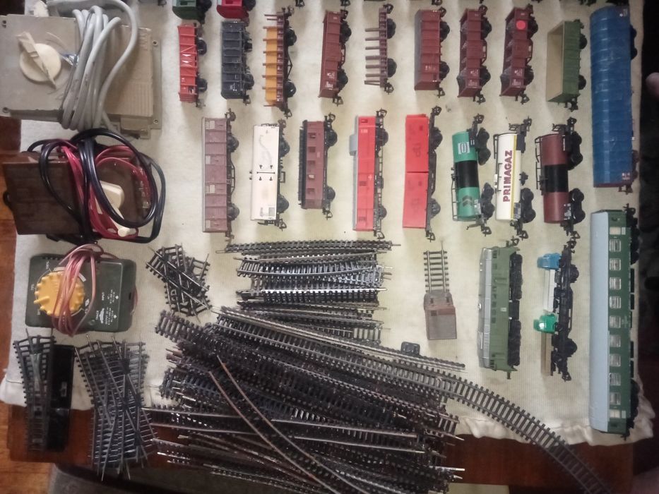 Kolejka elektryczna TT Lokomotywa wagony tory krzyże zwrotnice proste