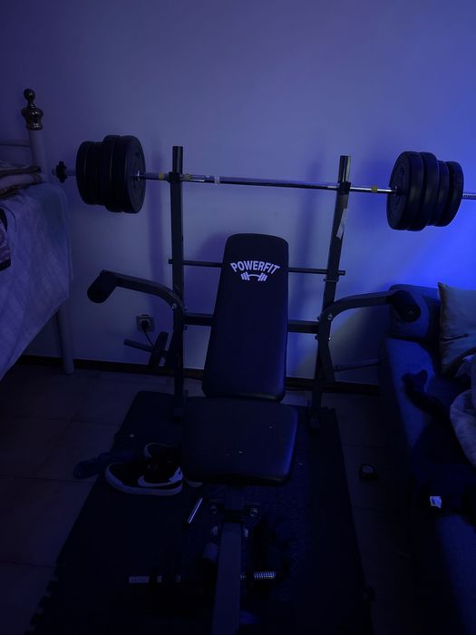 Banco supino com barra, halteres e pesos