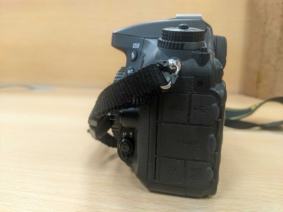 Nikon D7100 com 9300 disparos (inclui corpo, bateria e carregador)