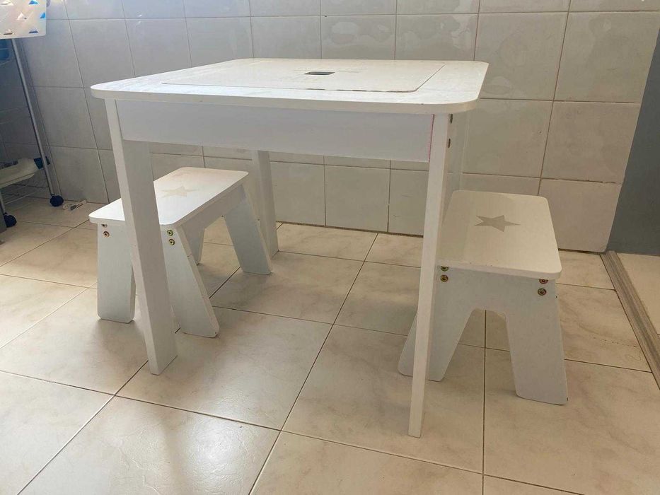 Mesa infantil com arrumação + bancos