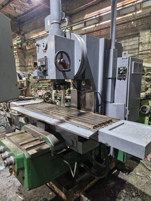 FSS 400E  Вертикально фрезерный станок (аналог 6Р13, 6Т13)